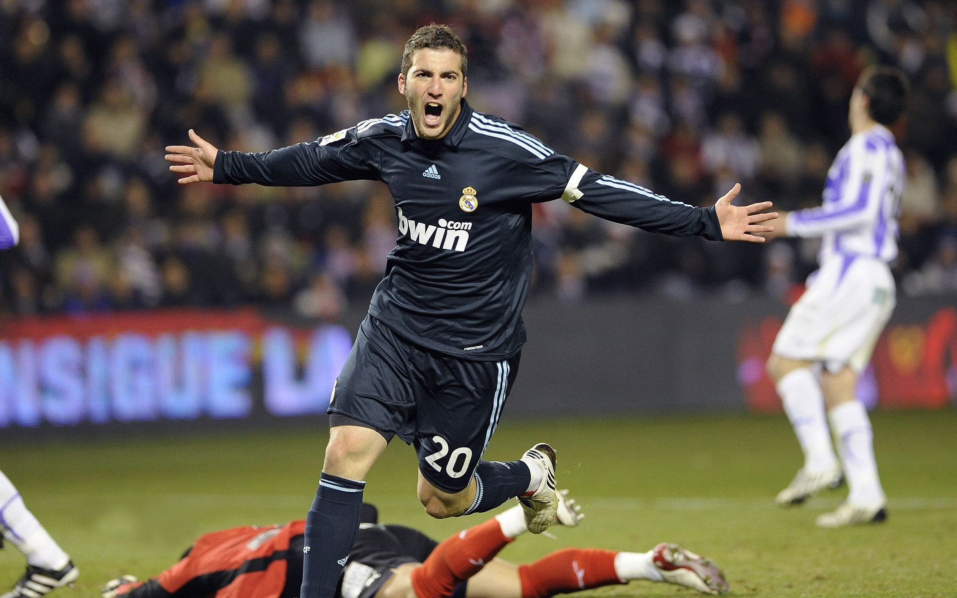 意甲速度与技巧:极限对抗令人心跳加速,意甲身体对抗